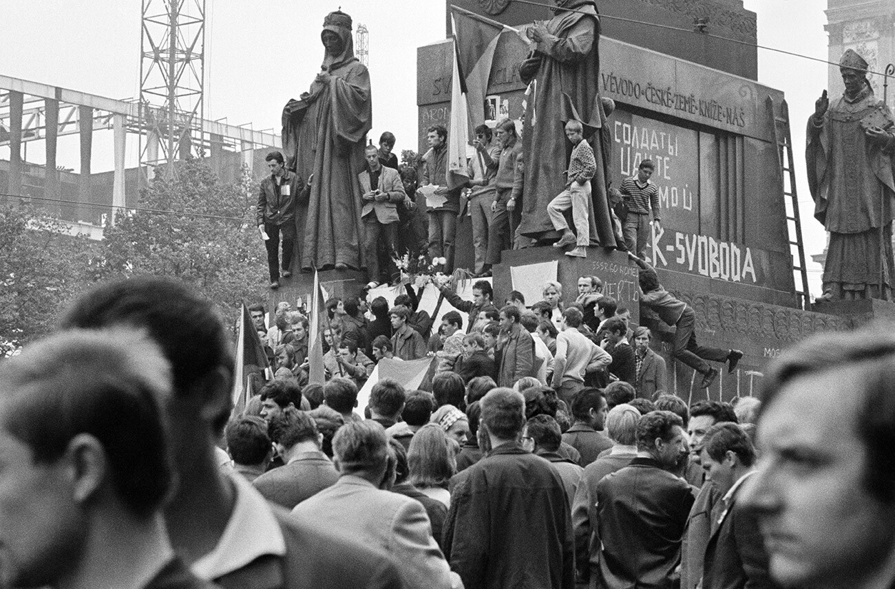 La “Primavera di Praga”. Manifestanti contro l’intervento militare dell’Urss e degli alleati del Patto di Varsavia in Cecoslovacchia