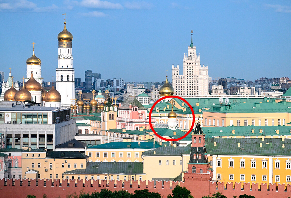 Vista del Cremlino di Mosca con cerchiata la cupola della Chiesa della Natività della Madre di Dio