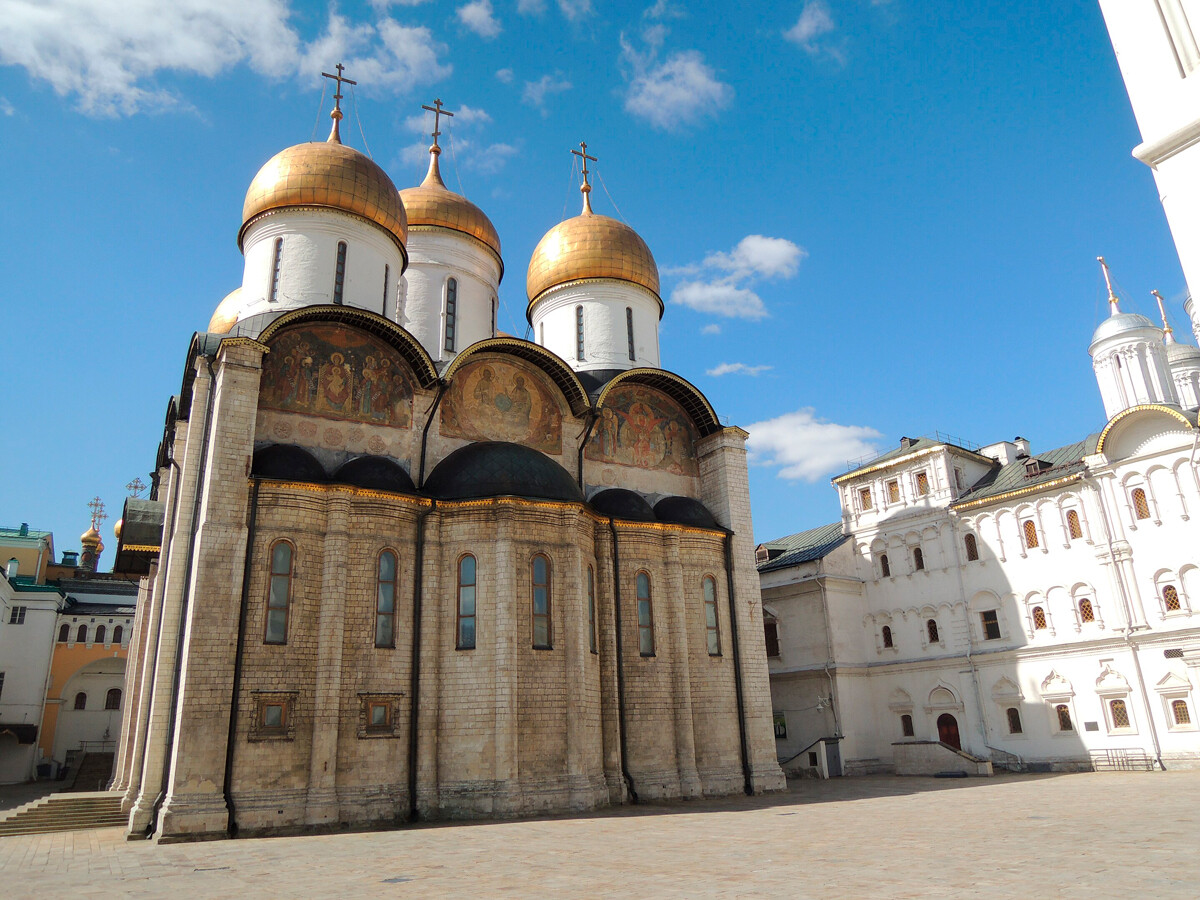 La cattedrale della Dormizione, nota anche come cattedrale dell’Assunzione, è la chiesa madre del Granducato di Moscovia: costruita tra il 1475 ed il 1479 dall’architetto italiano Aristotele Fioravanti si affaccia sulla piazza delle Cattedrali del Cremlino di Mosca