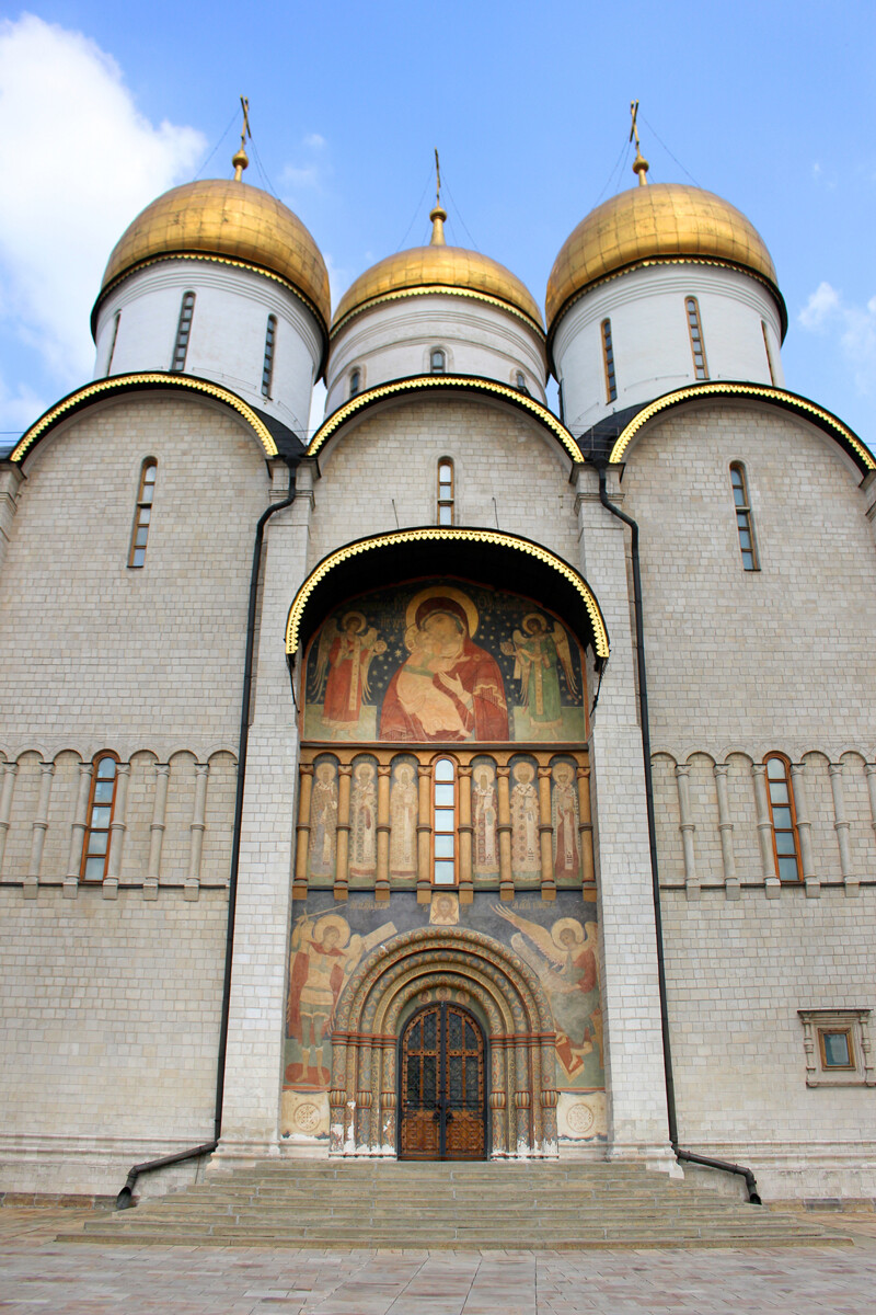 Cattedrale della Dormizione (in russo: Uspenskij Sobor) del Cremlino di Mosca: gli affreschi della facciata sul portale principale