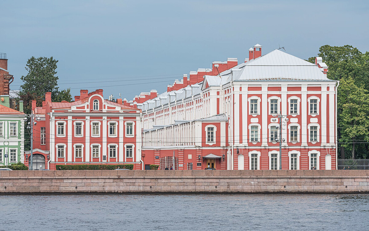 Stavba dvanajstih kolegijev (univerza) na Vasiljevskem otoku v Sankt Peterburgu 
