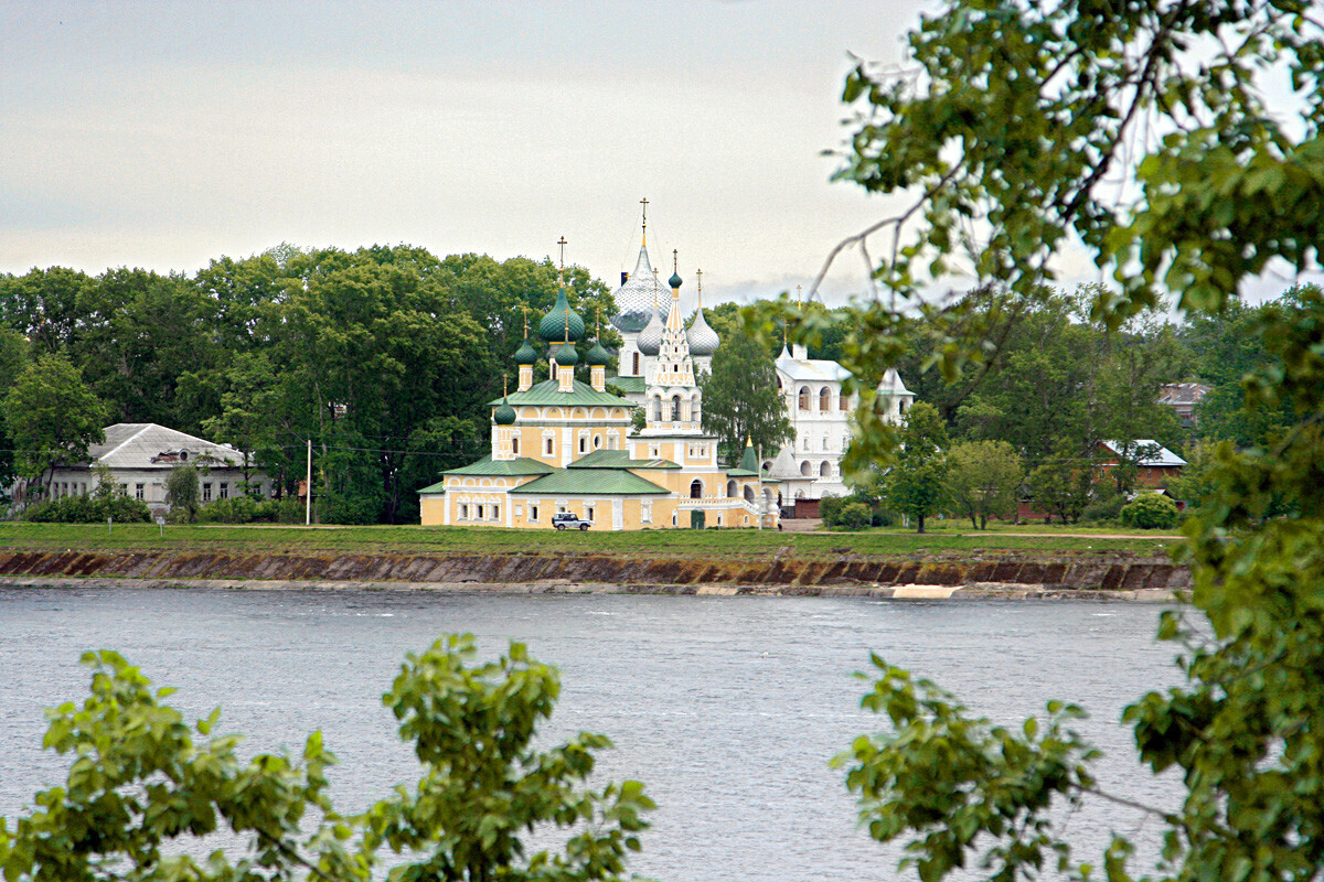 Kremlin de Úglich, vista desde el río Volga.