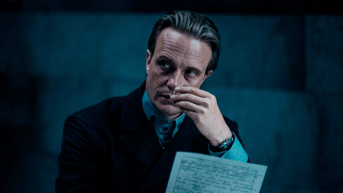 Ator alemão August Diehl como Woland no filme de 2024.