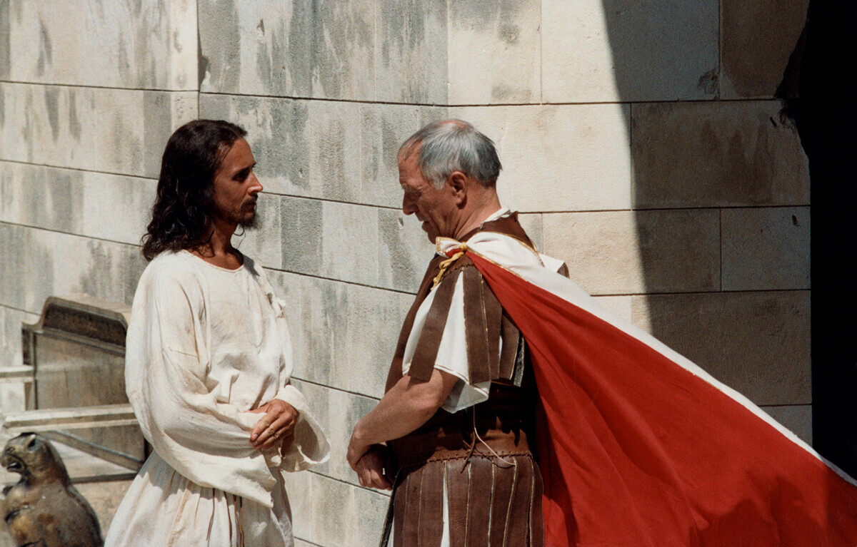 Nikolai Burliaev como Yeshua Ha-Notsri e Mikhail Ulianov como Pôncio Pilatos no filme de Iúri Kara, 1994.