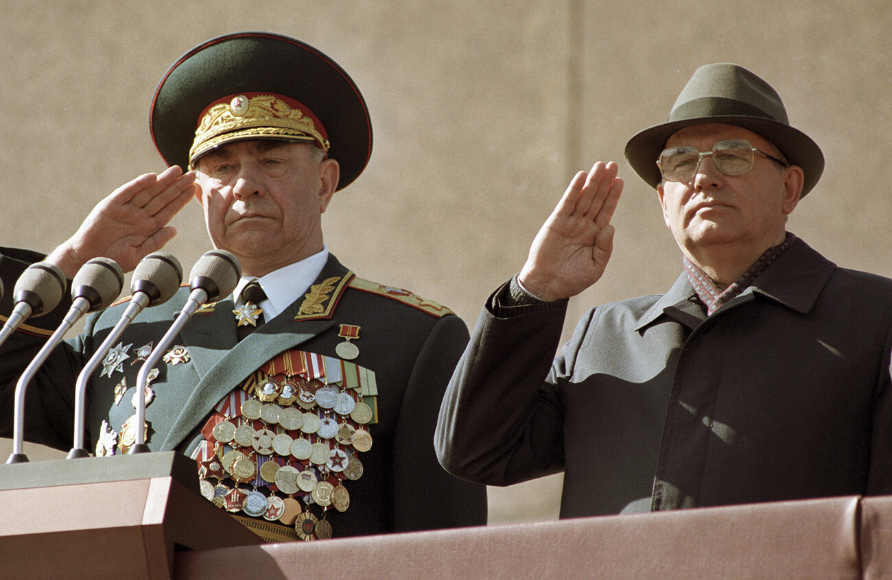 резидентът на СССР, генералният секретар на ЦК на КПСС Михаил Горбачов (вдясно) и министърът на отбраната на СССР Дмитрий Язов (вляво) на подиума на Мавзолея на В. И. Ленин