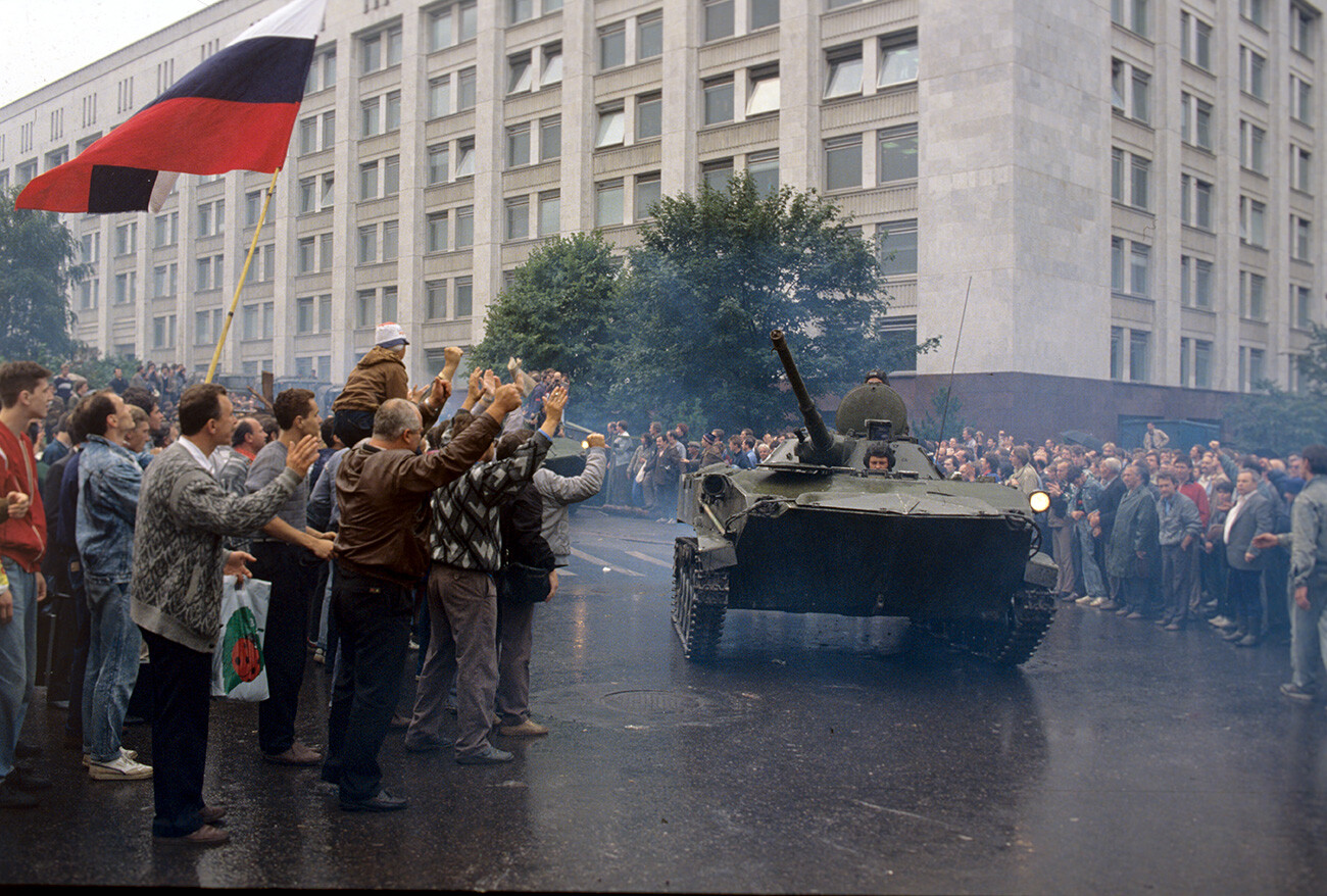 Военни части, застанали на страната на руския парламент, пред сградата на Дома на съветите на РСФСР