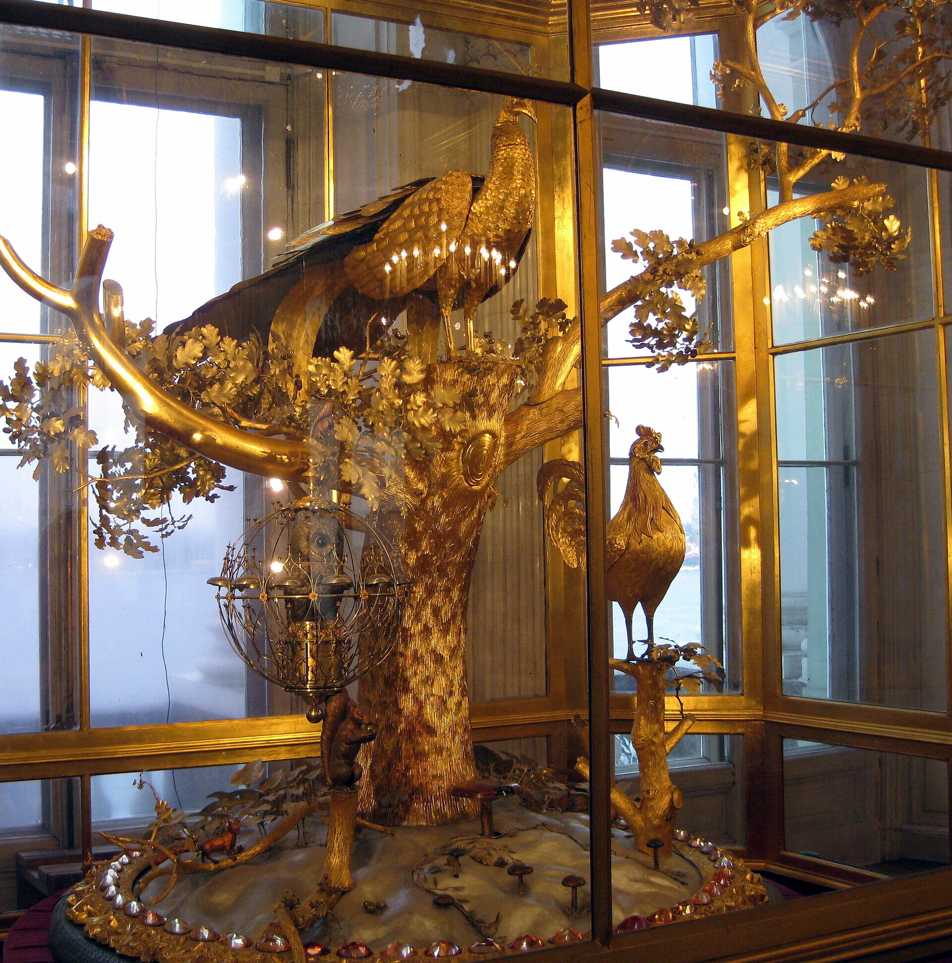 El Reloj del Pavo Real en la Sala del Pabellón del Museo del Hermitage.