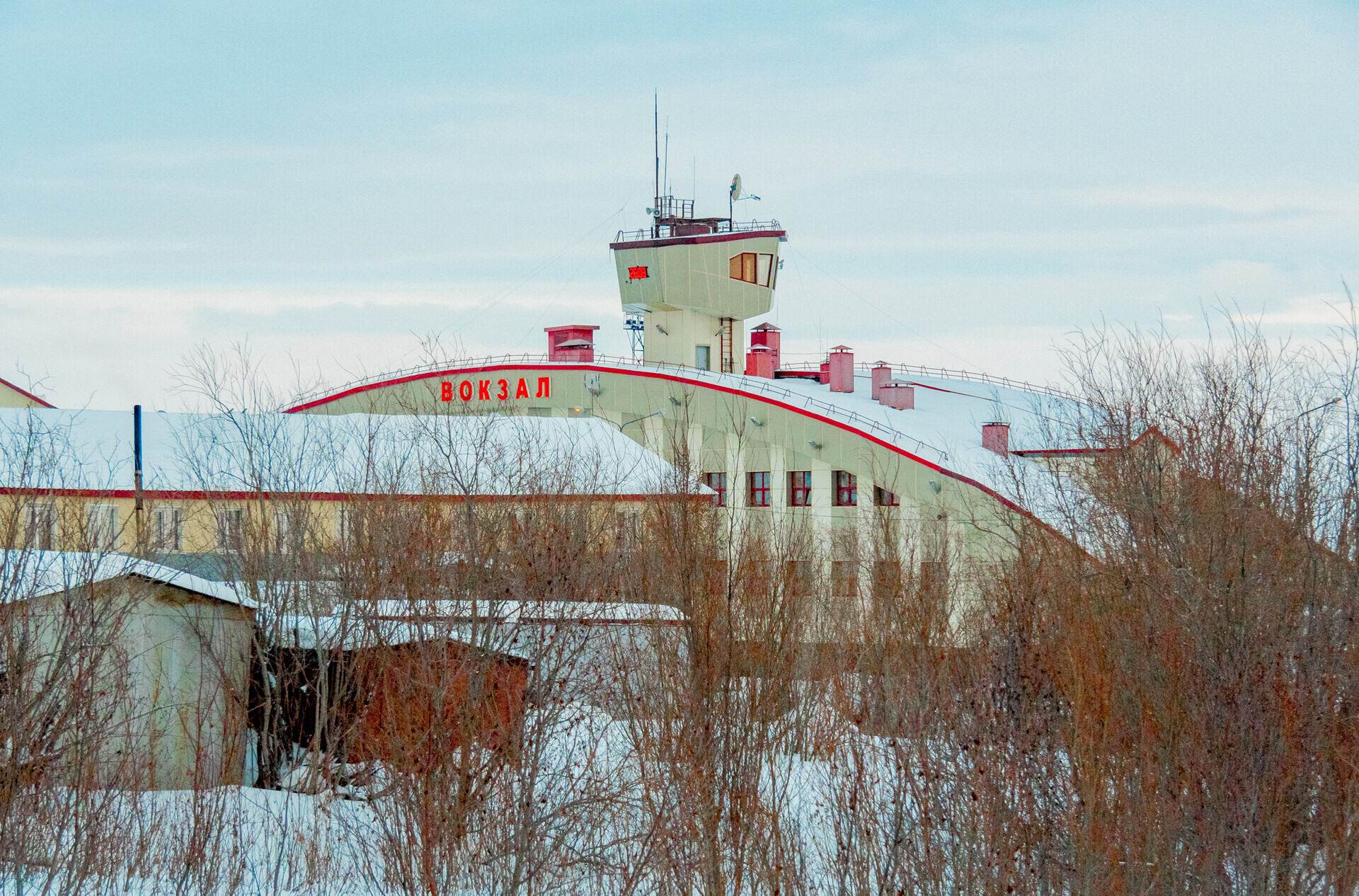 La stazione ferroviaria di Labytnangi. Qui termina una diramazione che parte da Chum, e da qui si può arrivare fino a Mosca in treno, in circa 45 ore di viaggio