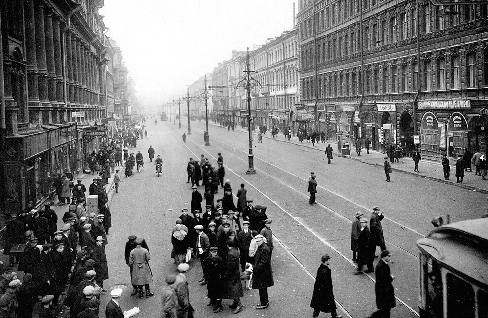 Pietrogrado nei primi anni Venti; prospekt (corso) Nakhimson. Questo, in onore del rivoluzionario Mikhail Nakhimson, fu il nome dal 1918 al 1944 del Vladimirskij prospekt
