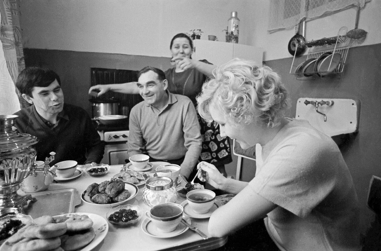 La familia Trofimov, todos ellos trabajadores de la planta metalúrgica de Cherepovets, en su cocina durante el desayuno.