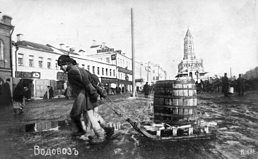 Praça Sukharevskaia, em Moscou, com a Torre Sukharevskaia ao fundo, final do século 19. Rua coberta de lama e fezes.