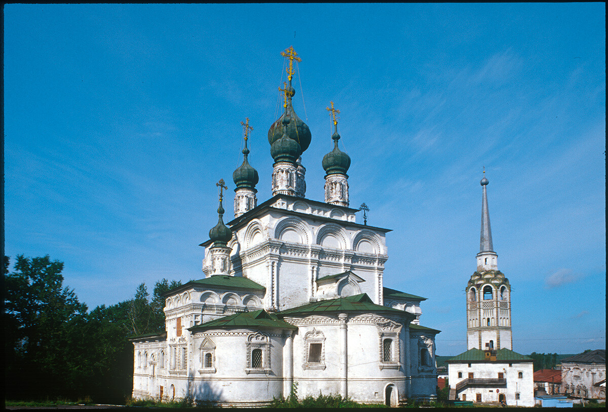 Solikamsk. Catedral de la Trinidad, vista noreste. Derecha: Campanario de la catedral. 24 de agosto de 1999