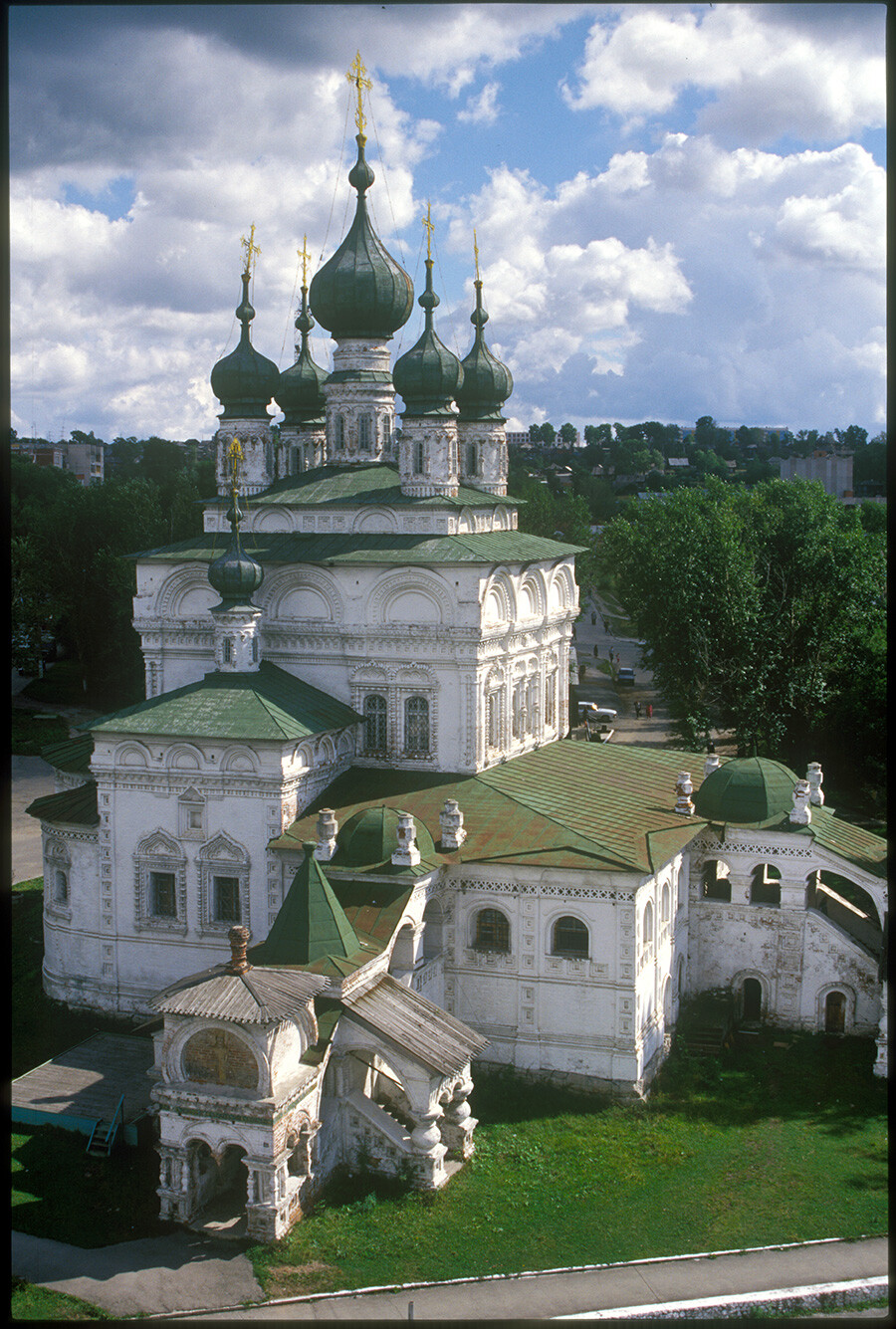 Solikamsk. Catedral de la Trinidad, vista noroeste desde el campanario de la catedral. 11 de agosto de 2000
