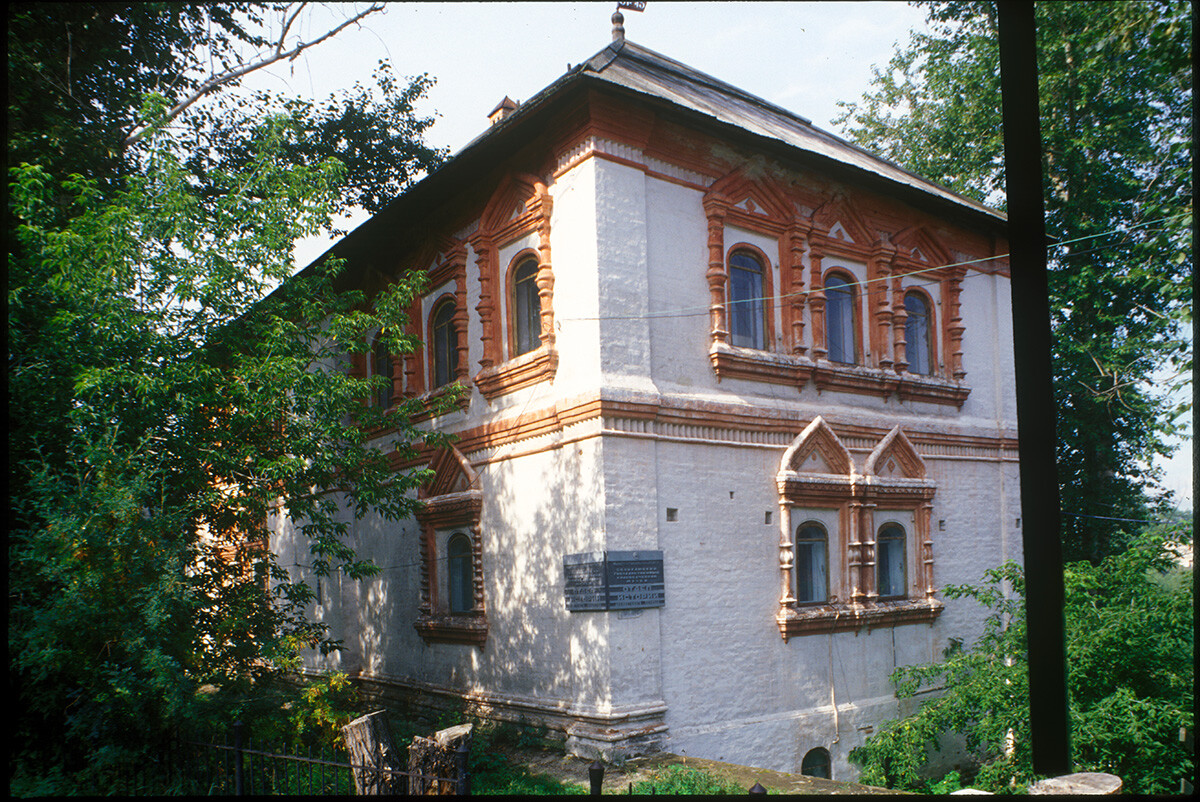 Casa de los Voivoda, vista sureste. Construida entre 1673 y 1888, esta oficina administrativa es el edificio de mampostería más antiguo que se conserva en los Urales. La segunda planta se añadió a principios del siglo XVIII. 24 de agosto de 1999
