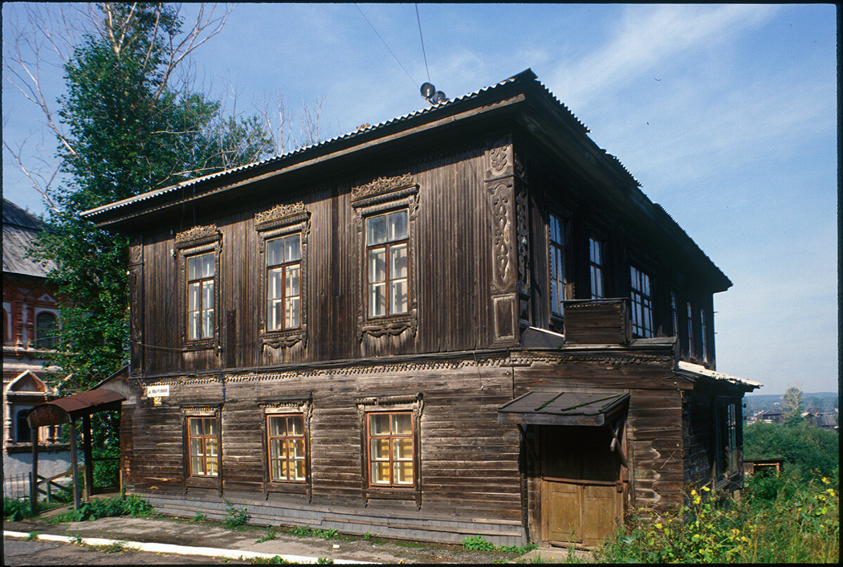 Casa de madera (finales del siglo XIX), calle Embarcadero 82. Izquierda: Casa de los Voevoda. 24 de agosto de 1999