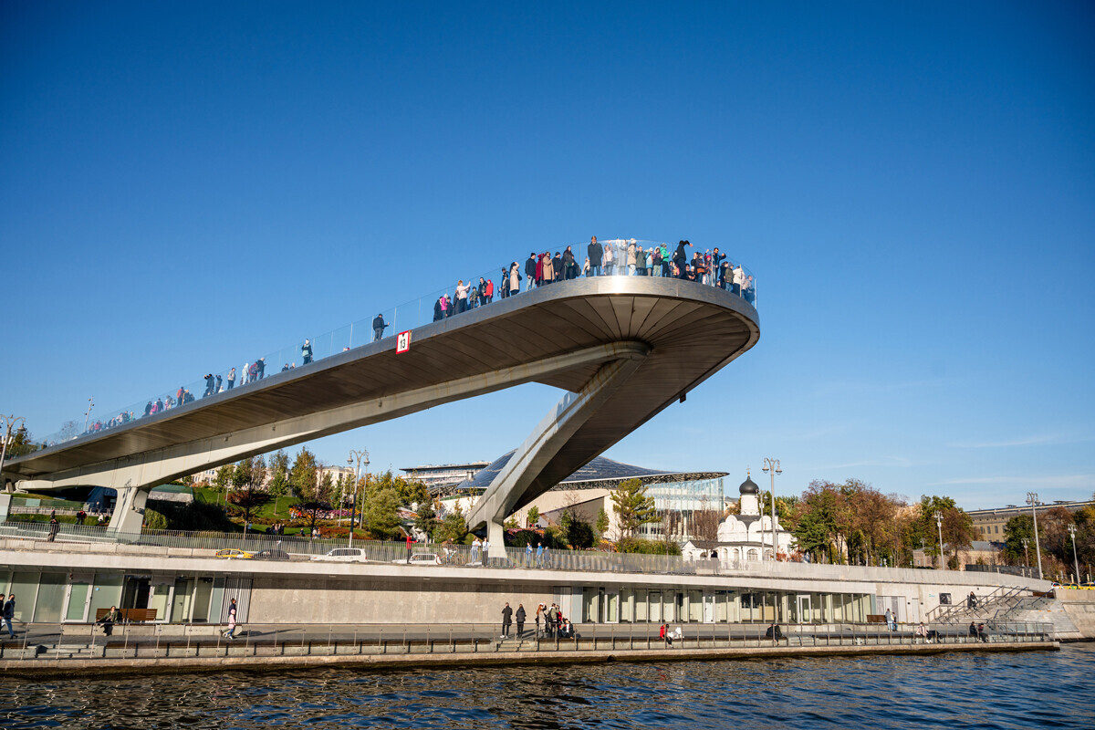 Il ponte sospeso sulla Moscova è l’elemento più riconoscibile del Parco Zaryadye, da lì si godono fantastici panorami e si scattano favolosi selfie