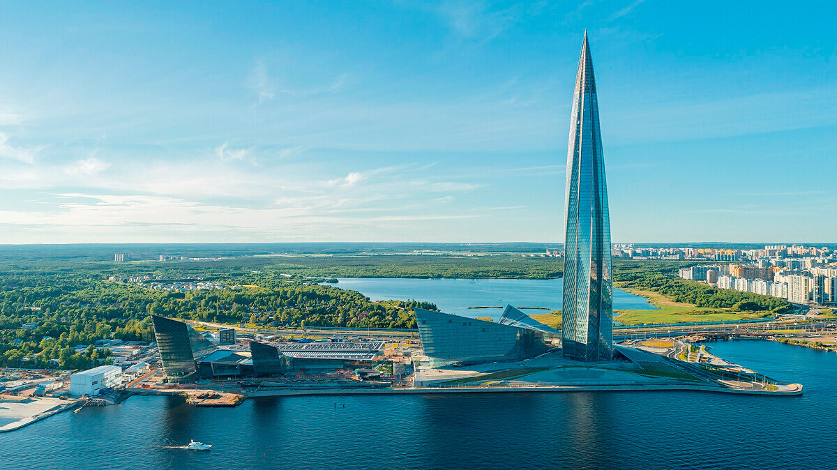 Alto 462 metri, il Lakhta Center è l’edificio più alto della Russia e d’Europa e il 12º edificio più alto del mondo. È inoltre la seconda struttura più alta in Russia e in Europa, dietro la Torre della tv di Ostankino a Mosca