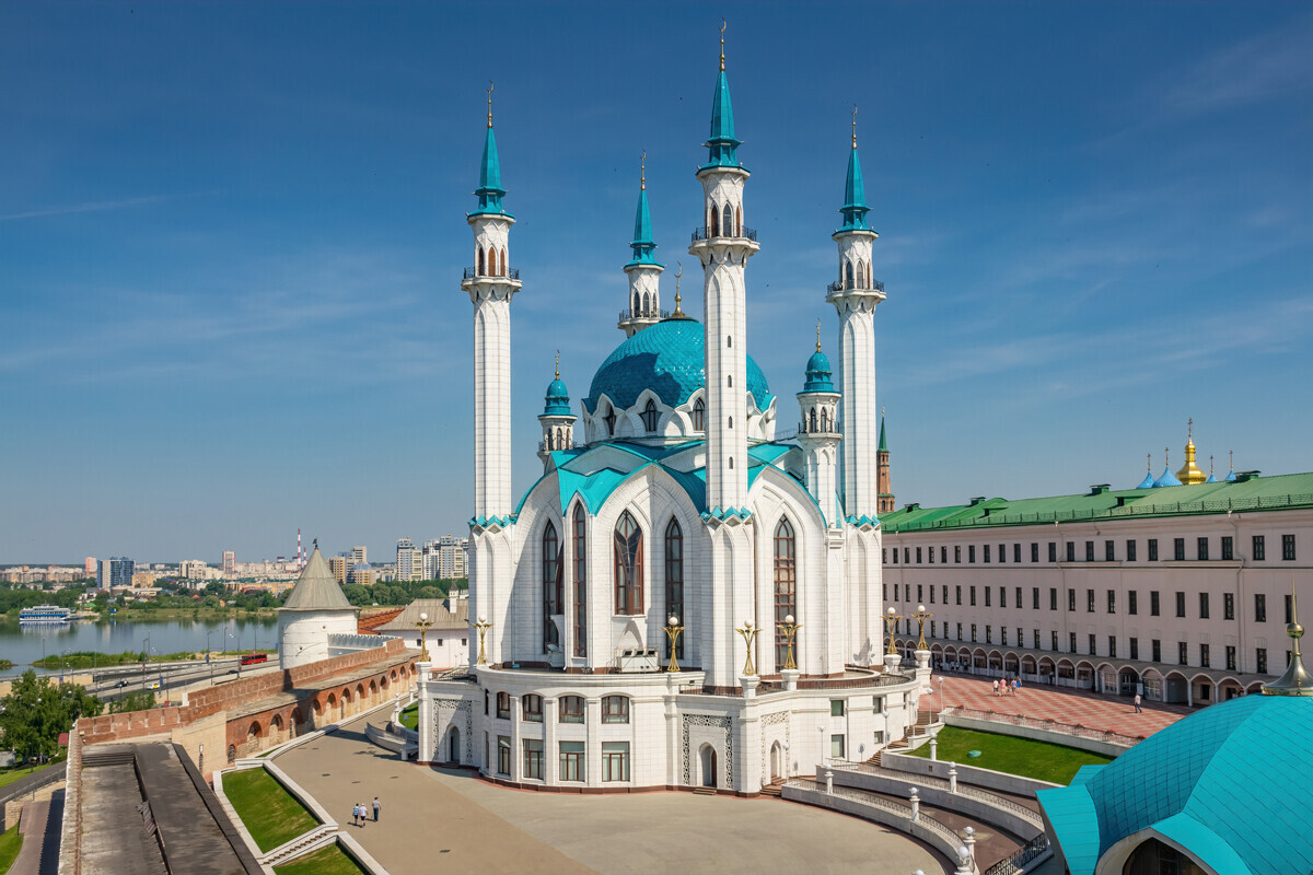 La moschea Qol-Şärif è la principale moschea del Tatarstan. È situata all'interno del Cremlino di Kazan ed è stata costruita tra il 1996 ed il 2005. L’interno può ospitare 1.500 persone circa; l’altezza dei quattro minareti principali è di 58 metri