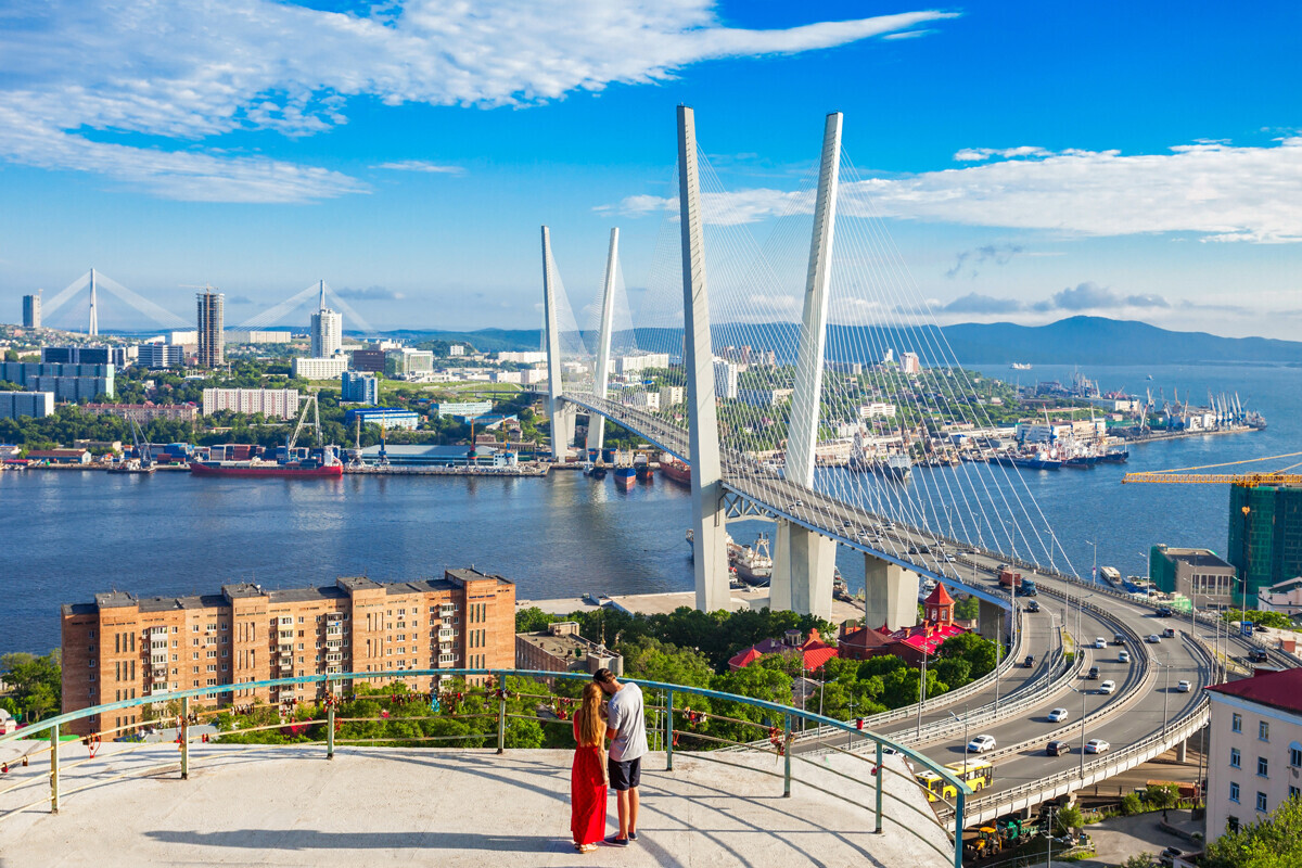 Il Ponte Zolotoj (“d’Oro”) è un ponte strallato che collega le due sponde della Baia di Zolotoj Rog (o “Baia del Corno d’Oro”) a Vladivostok. È lungo 1.388, con una campata centrale di 737