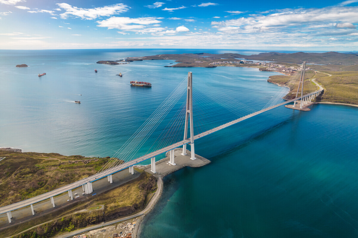 Il ponte dell’isola Russkij attraversa lo stretto del Bosforo orientale, a Vladivostok. È lungo 3.100 metri, con una luce massima di 1.104