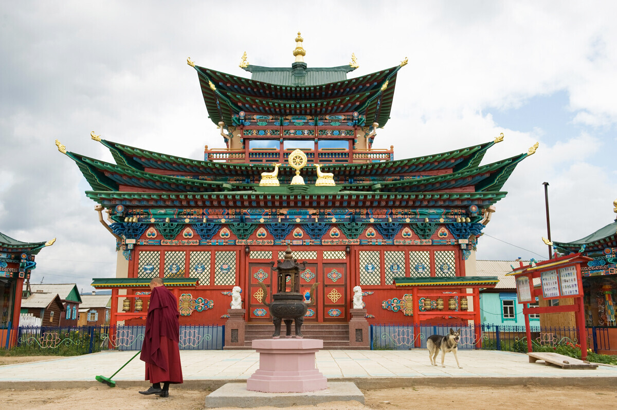 L’Ivolginskij Datsan  è il centro del Sangha tradizionale buddista della Russia. Questo importante tempio sorge in Buriazia, a 23 km dalla capitale Ulan Udé, vicino al villaggio di Verkhnjaja Ivolga