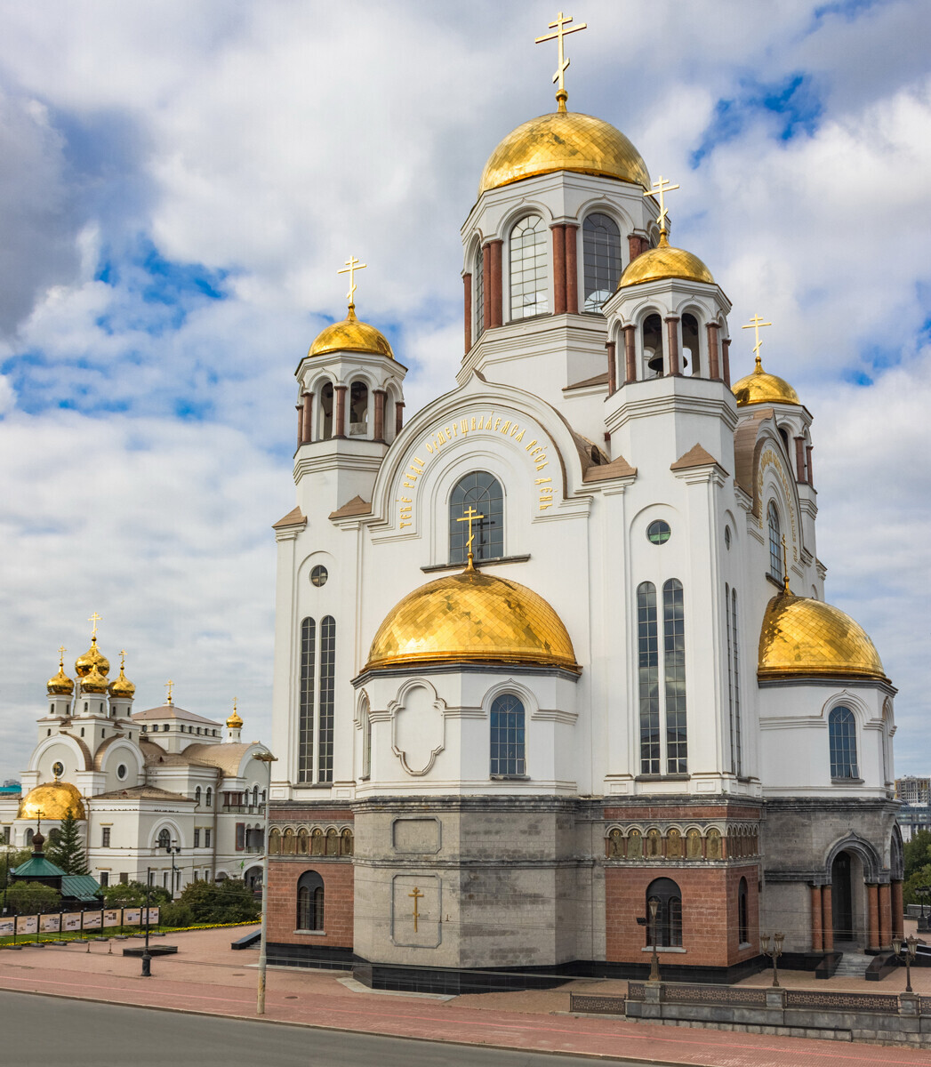 La Cattedrale sul Sangue, o Chiesa sul Sangue, nome completo: Chiesa sul Sangue in onore di tutti i santi risplendenti nella Terra Russa è una chiesa ortodossa russa di Ekaterinburg, costruita fra il 2000 e il 2003 sul luogo dove l’imperatore Nicola II di Russia e la sua famiglia furono uccisi