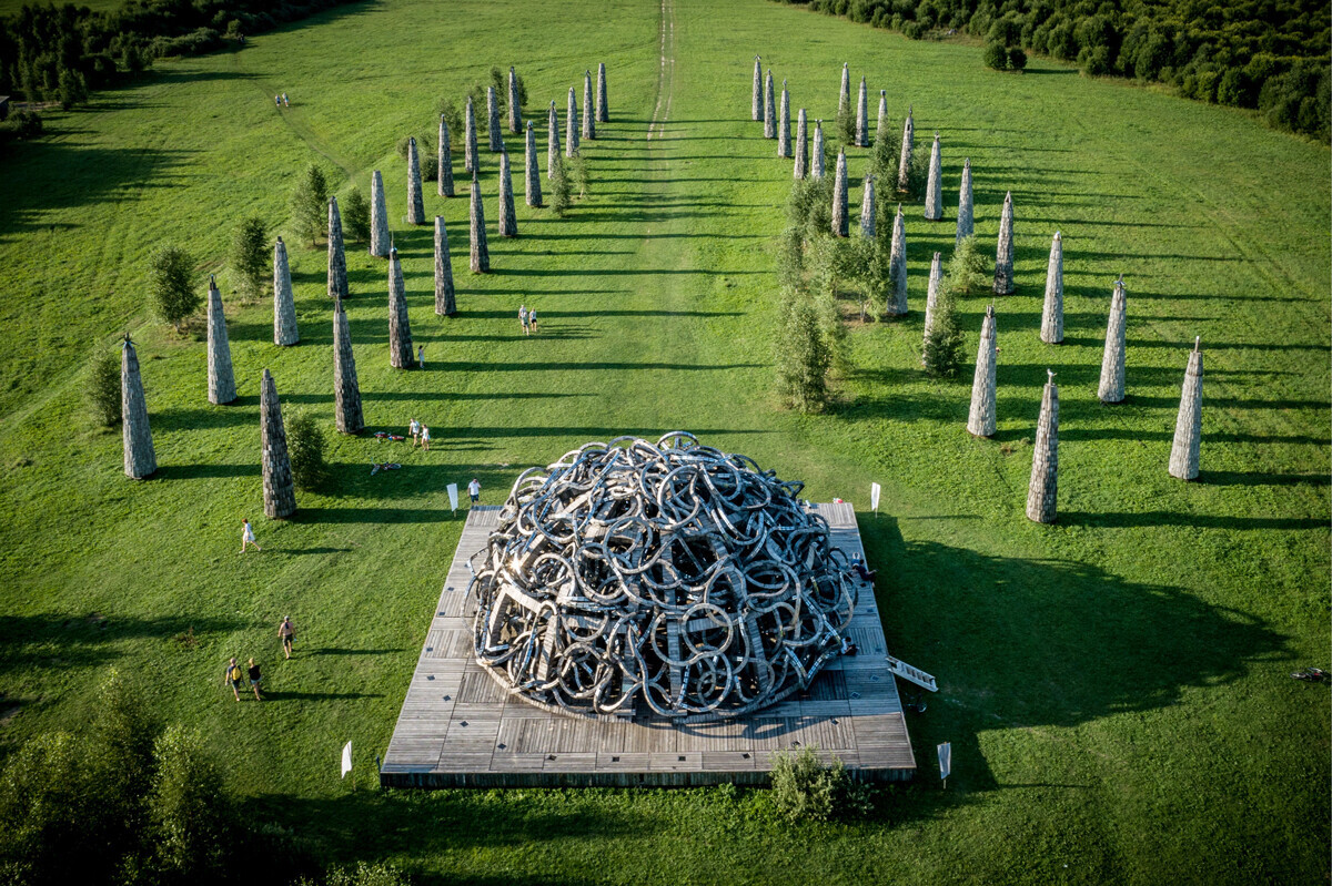 Il Parco di Nikola-Lenivets, vicino a Kaluga, è il più grande parco di land art in Russia e in tutta Europa. Da anni continua a crescere, ospitando sempre più opere che si integrano alla perfezione con l’ambiente circostante 