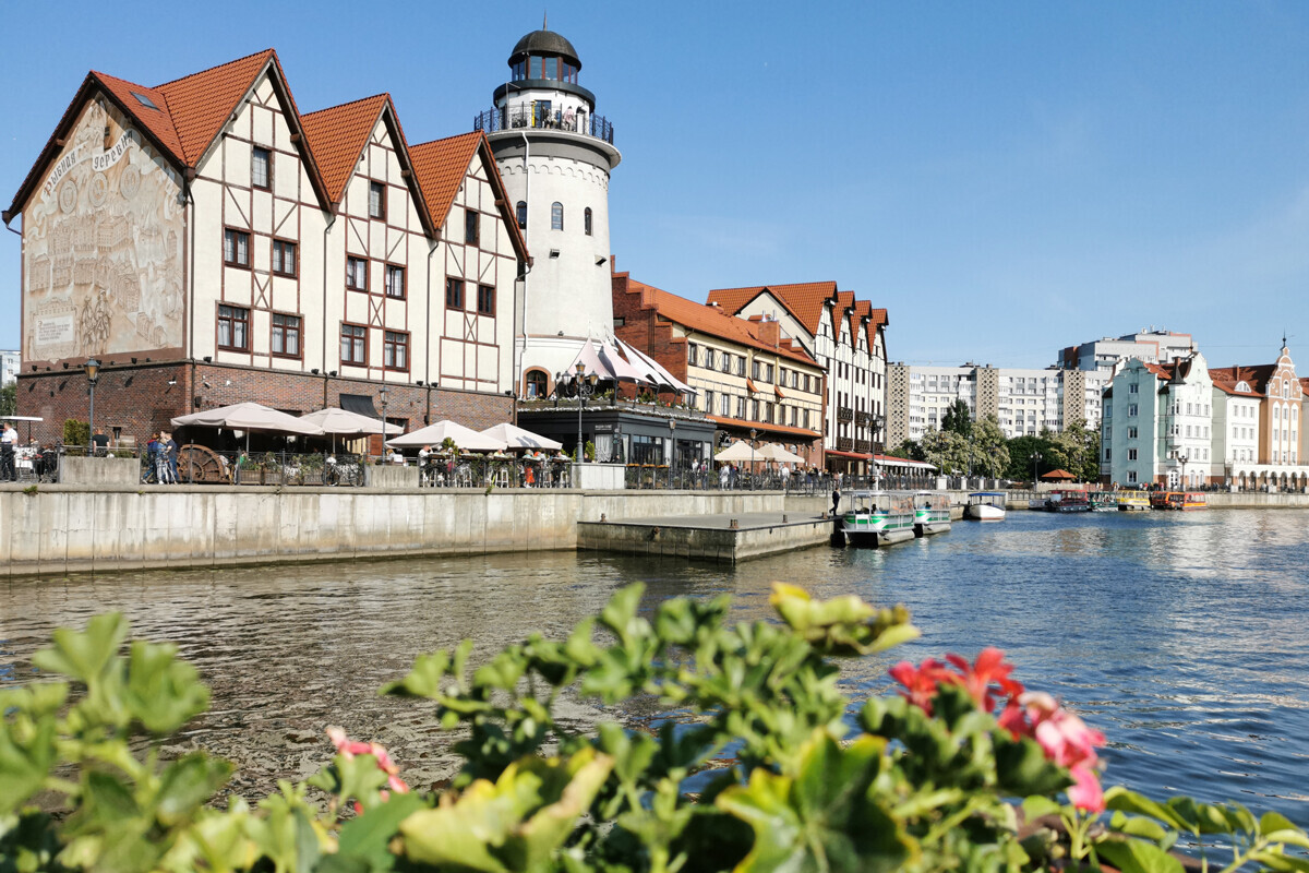 La Rýbnaja Derévnja (“Villaggio dei pescatori”) è una delle principali destinazioni turistiche di Kaliningrad, sebbene sia stata costruita solo nel 2006. L’elemento simbolo è probabilmente l’imponente faro che si affaccia sul fiume Pregel. In cima  ha una terrazza panoramica per i visitatori