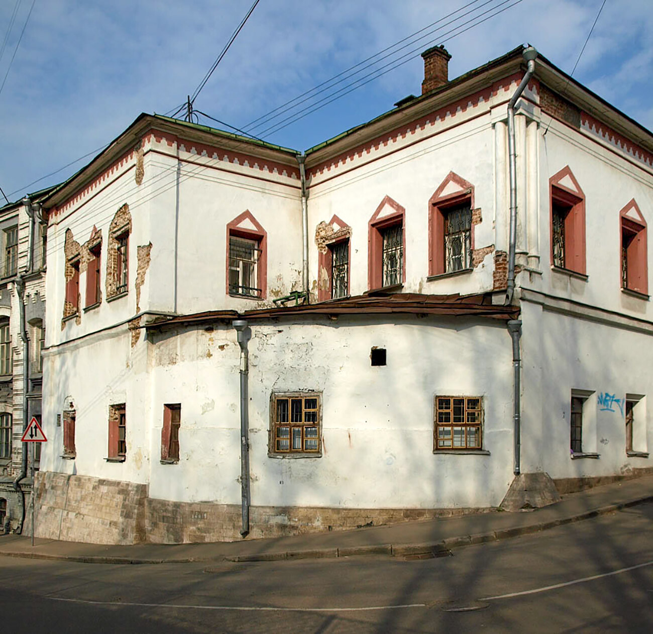 Las Cámaras de Ukráintsev fueron construidas en 1665; en el siglo XIX albergaron el Archivo de Asuntos Exteriores de Moscú.