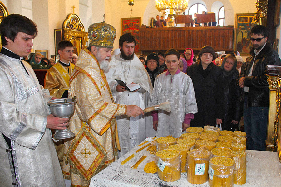 Plato, Metropolis of Feodosia and Kerch, blesses the candles on Candlemas day