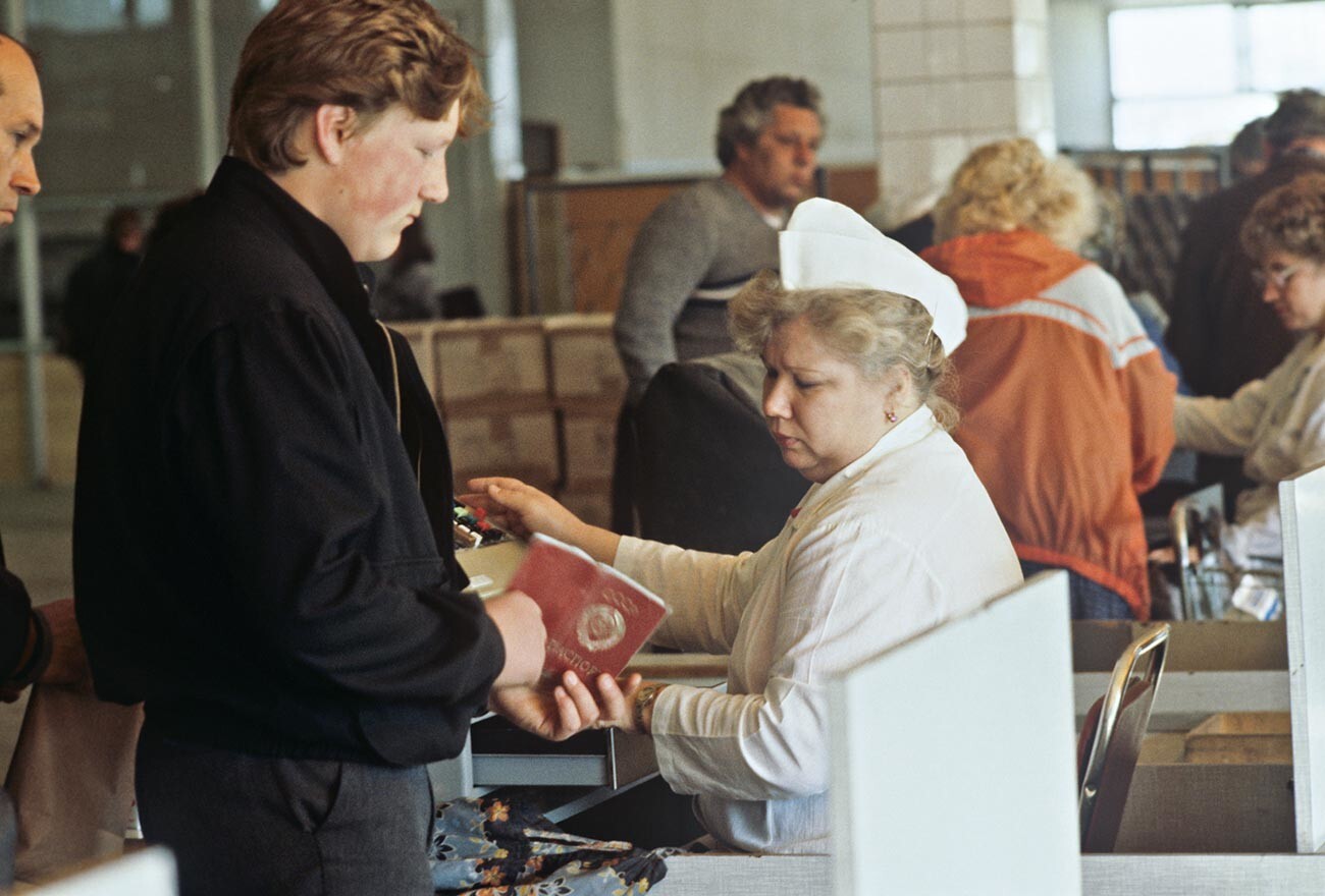Durante la escasez de los años ochenta en Moscú, sólo se vendían la comida a las personas con sello de registro moscovita en el pasaporte.