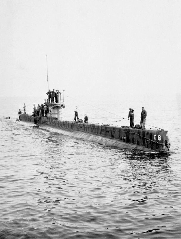 Britanska podmornica HMS E8 se vrača s patrulje poleti 1916.