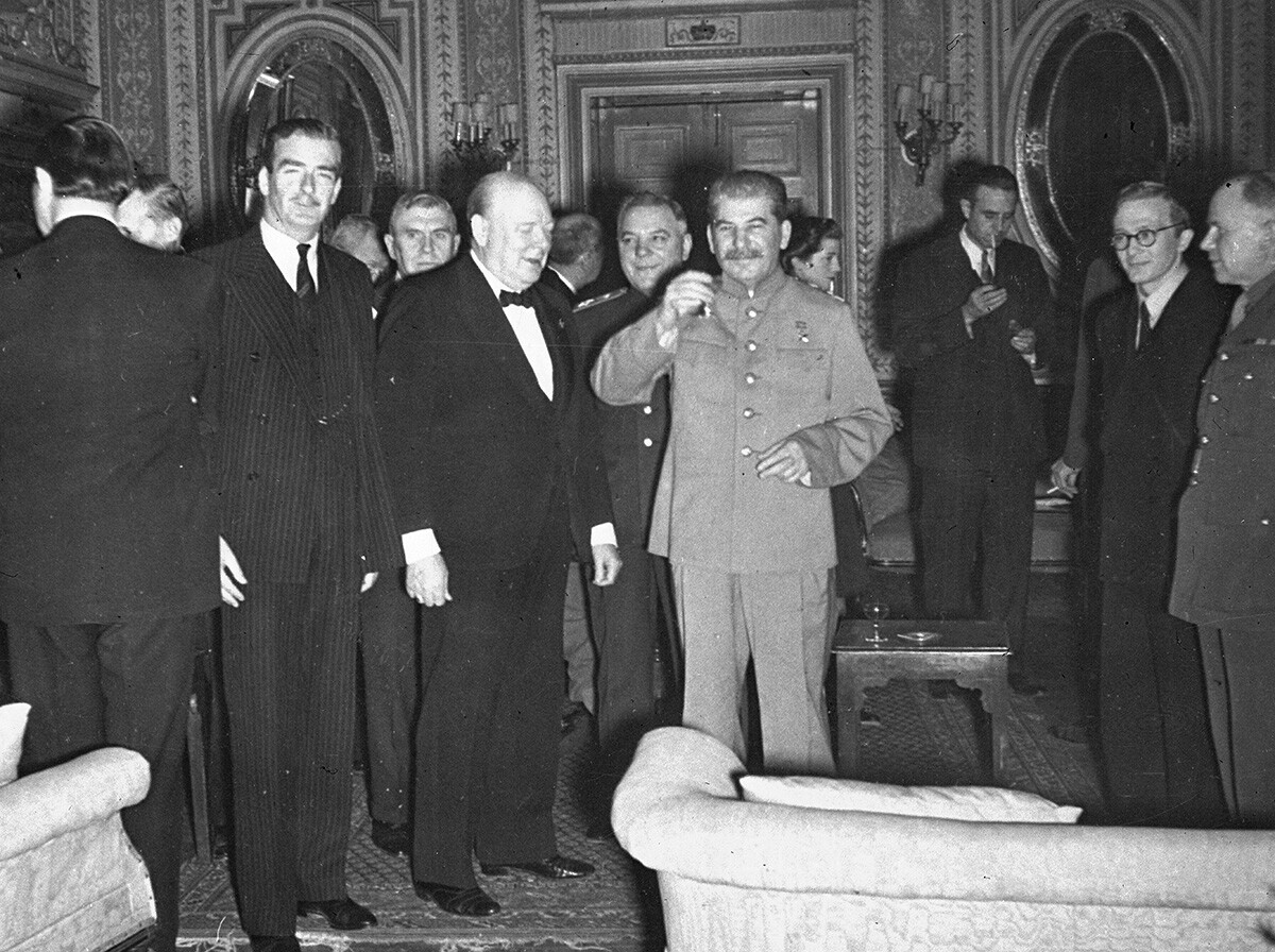 Sovjetski predsednik Stalin skupaj z britanskim premierom Churchillom in zunanjim ministrom Edenom nazdravlja na Churchillovi 69. rojstnodnevni zabavi v Teheranu v Iranu, 30. novembra 1943. Churchill in Stalin sta v Teheranu na konferenci z ameriškim predsednikom Rooseveltom. 