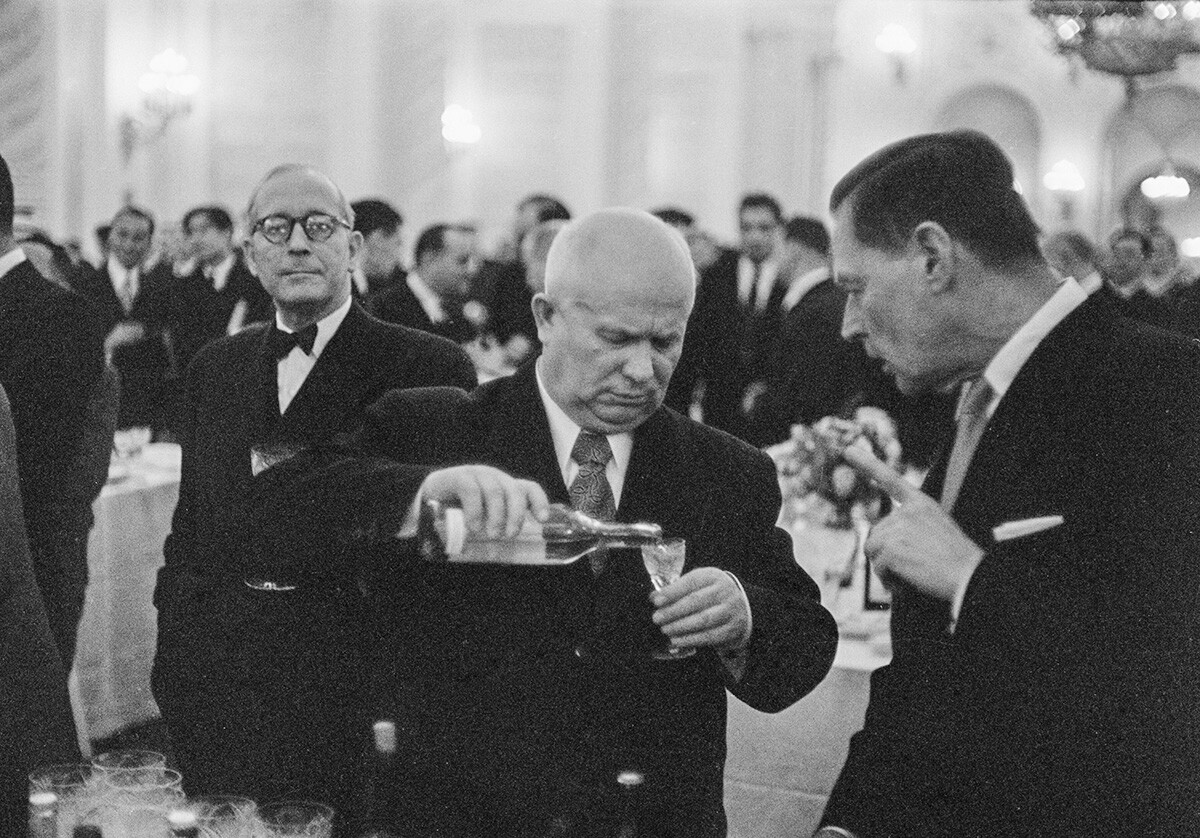 Sovjetski voditelj Nikita Hruščov (1894-1971, levo) na uradnem srečanju pije s Charlesom E. Bohlenom (1904-1974), veleposlanikom ZDA v Sovjetski zvezi, okoli leta 1955. 