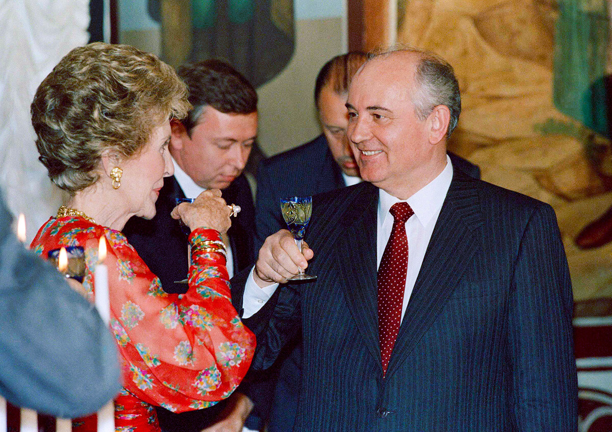 Nancy Reagan dvigne kozarec ob nazdravljanju sovjetskemu voditelju Mihailu Gorbačovu na državni večerji v Kremlju v Moskvi, 30. maja 1988. 