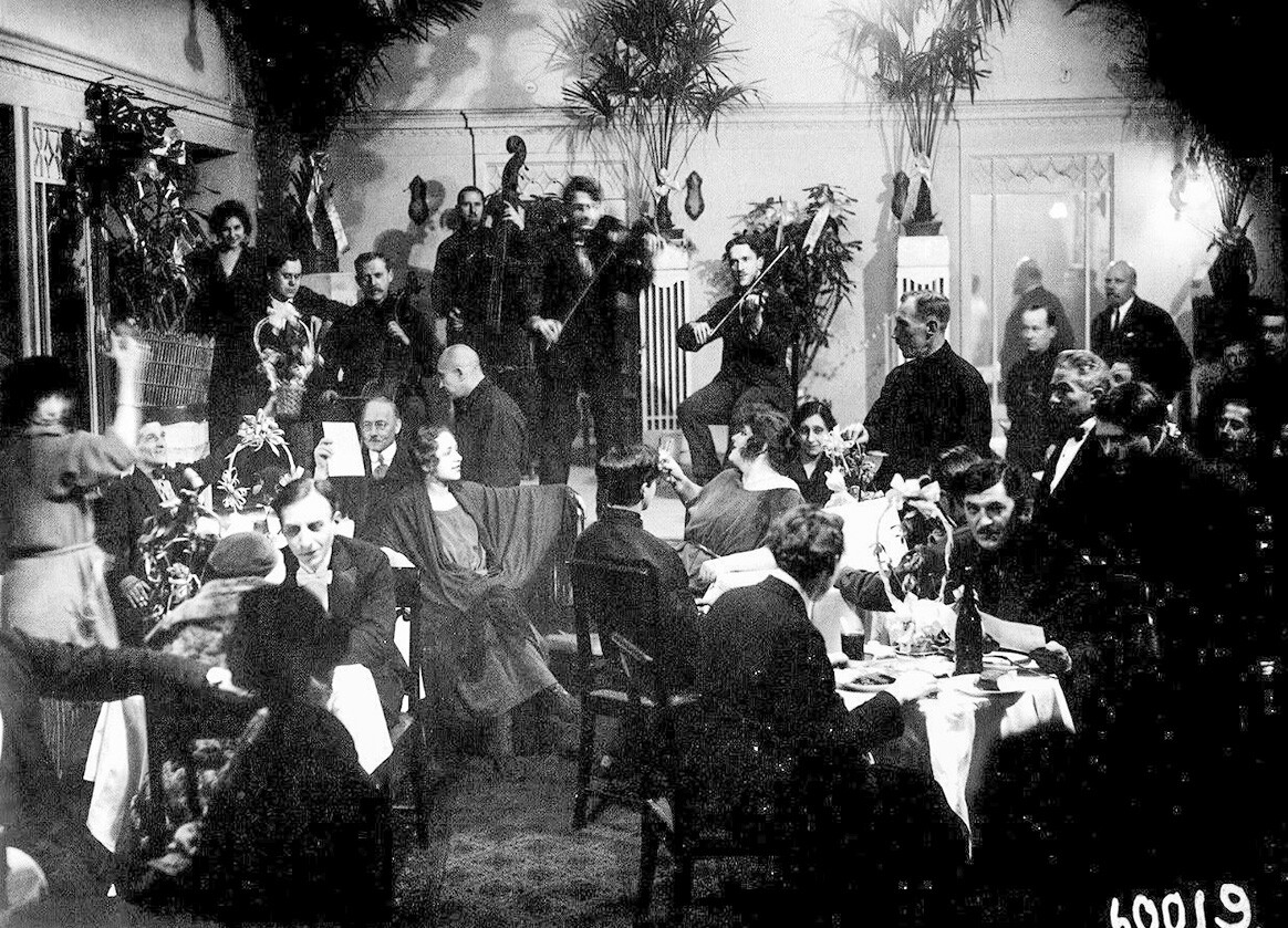 Salle commune du restaurant de nuit de l'hôtel Evropeïskaïa, Leningrad (actuelle Saint-Pétersbourg), 1924