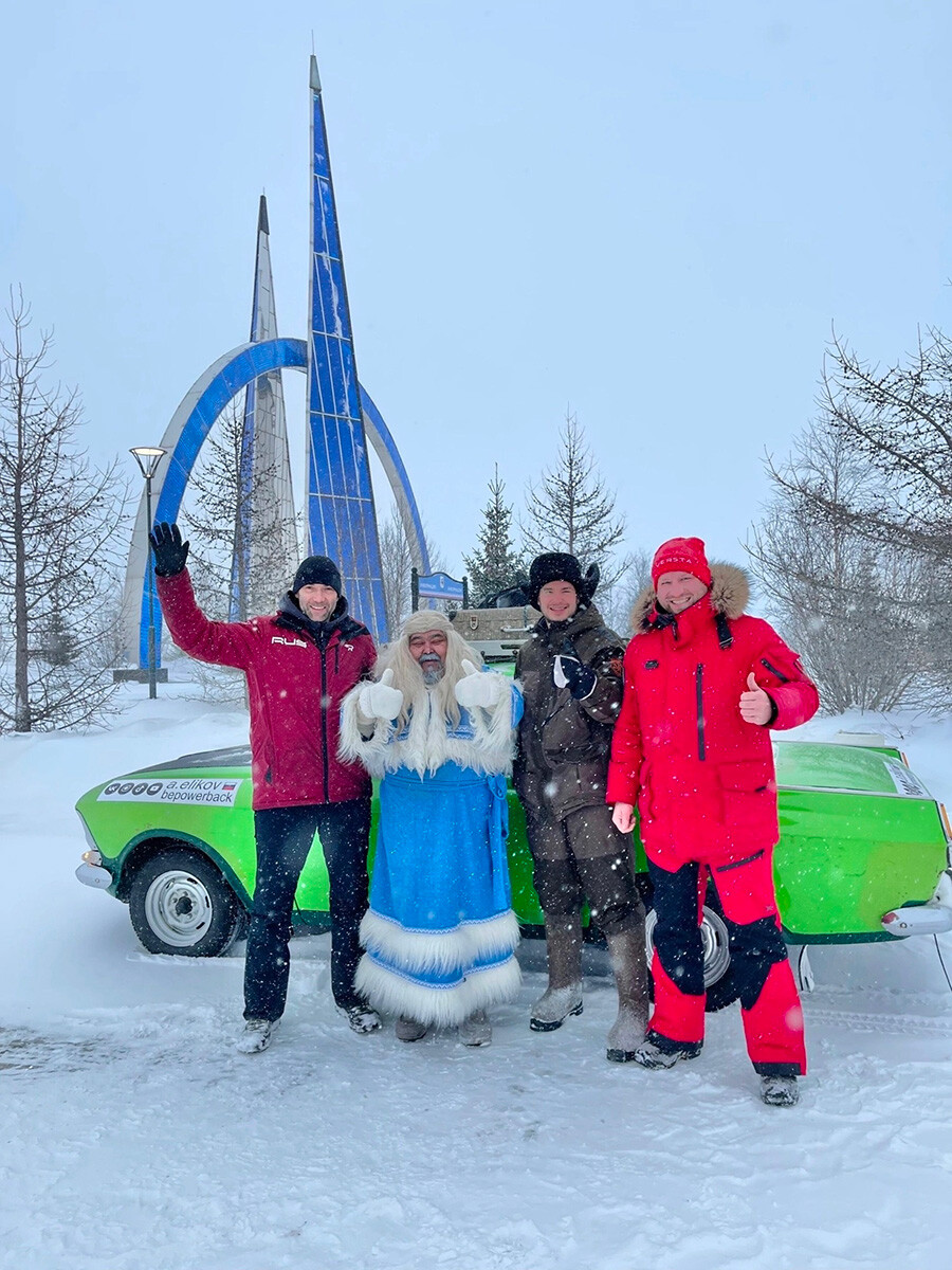 Ces Russes ont parcouru les routes de glace du Grand Nord en voiture soviétique