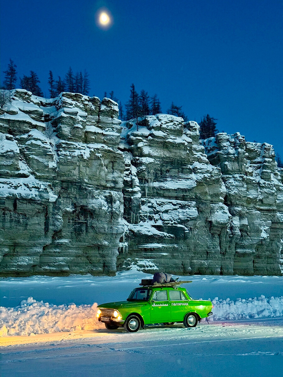 Ces Russes ont parcouru les routes de glace du Grand Nord en voiture soviétique