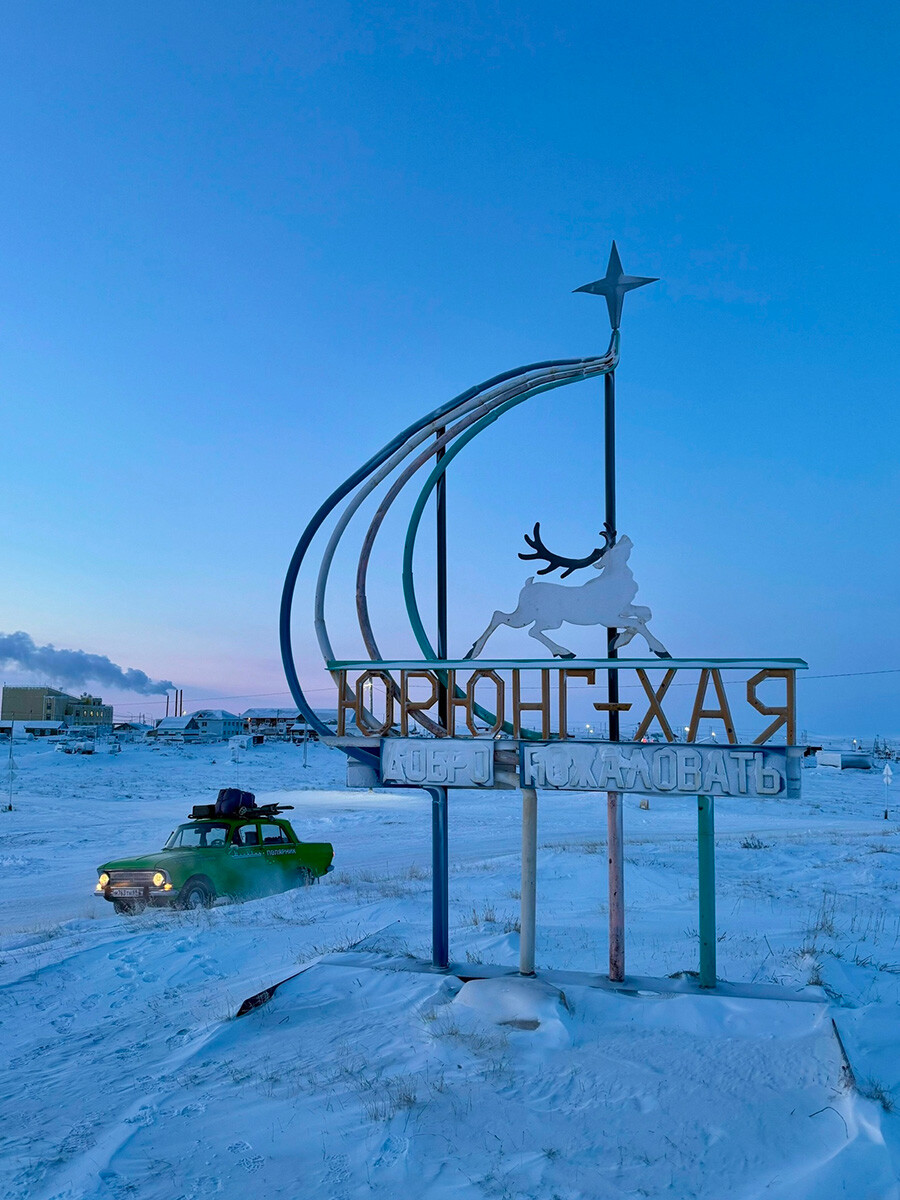 Ces Russes ont parcouru les routes de glace du Grand Nord en voiture soviétique