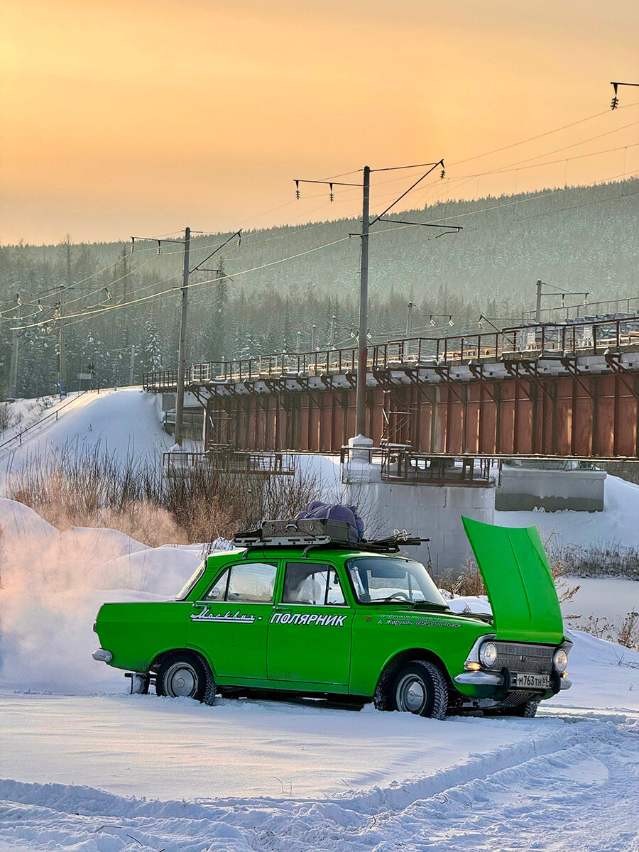 Ces Russes ont parcouru les routes de glace du Grand Nord en voiture soviétique