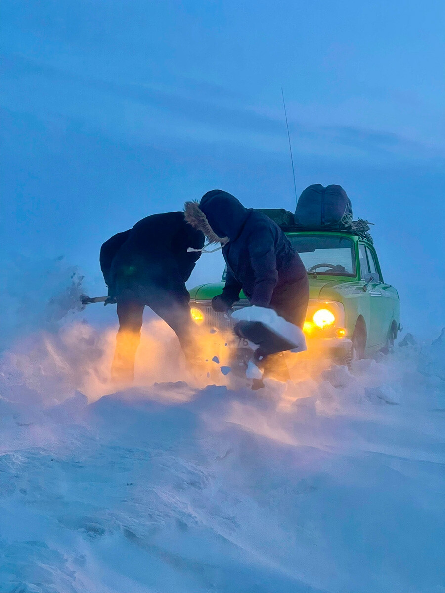 Ces Russes ont parcouru les routes de glace du Grand Nord en voiture soviétique