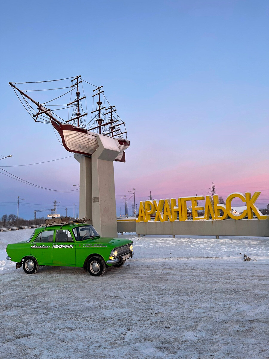 Ces Russes ont parcouru les routes de glace du Grand Nord en voiture soviétique