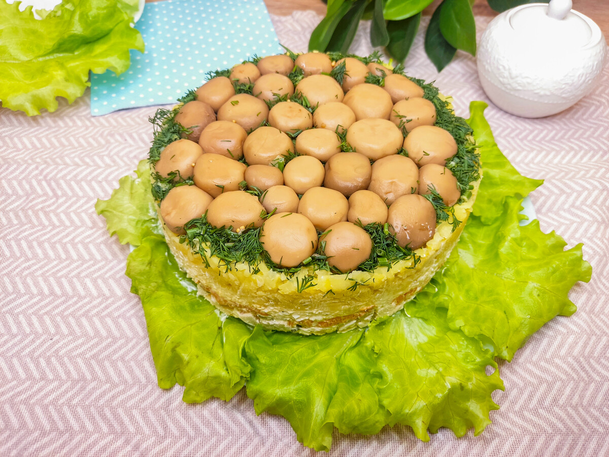 Recette de la salade russe «Clairière aux champignons»