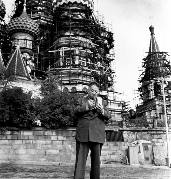 Diego Rivera, en la Plaza Roja de Moscú, en 1955. 