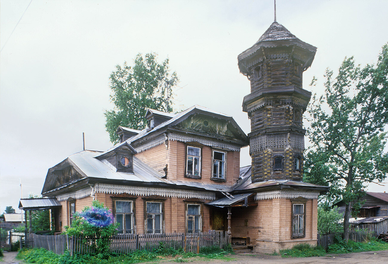  Nikolay Kurbatov house, Ustiug Lane 4. Built in late 19th century with attached log tower. Upper tiers of tower removed in 2009. May 22, 2001
