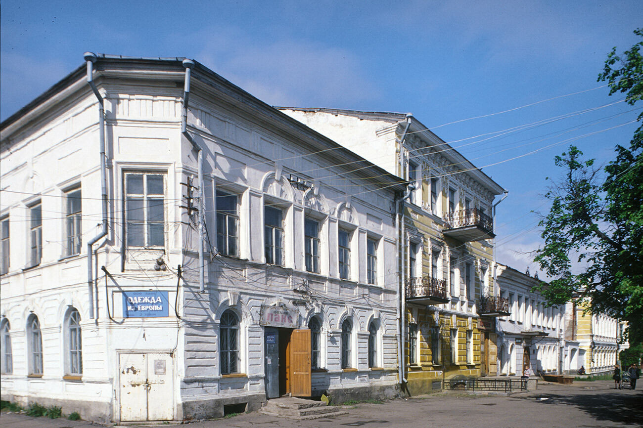 Store & N. I. Pozdeev house on Trading Square. May 21, 2001