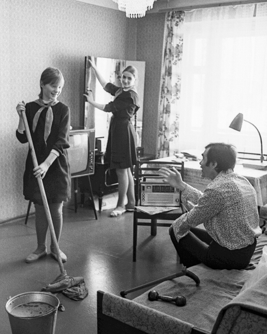 Urss, 15 marzo 1988. Zhanna Ursedova e Natasha Mordovina, alunne di sesta classe (prima media), inquadrate nei Timurovtsy, fanno le pulizie nell’appartamento di Viktor Egorovich Saraikin, un invalido del I gruppo