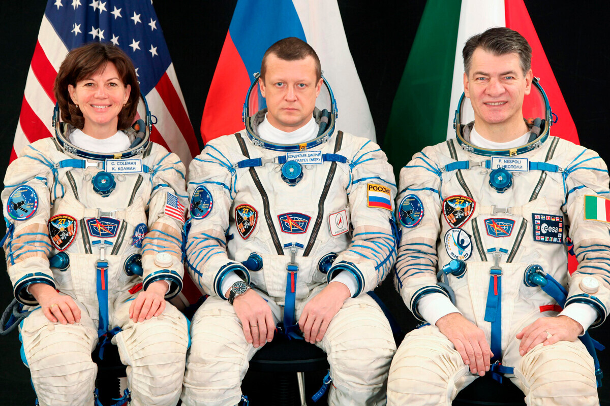 Der russische Kosmonaut Dmitrij Kondratjew (Mitte), zusammen mit der NASA-Astronautin Catherine Coleman und dem Astronauten der Europäischen Weltraumorganisation (ESA) Paolo Nespoli.