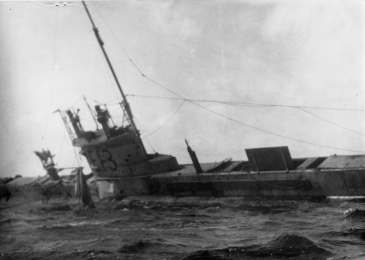 Le HMS E13 échoué à Saltholm dans l’Øresund en 1915 après avoir été attaqué par des torpilleurs allemands