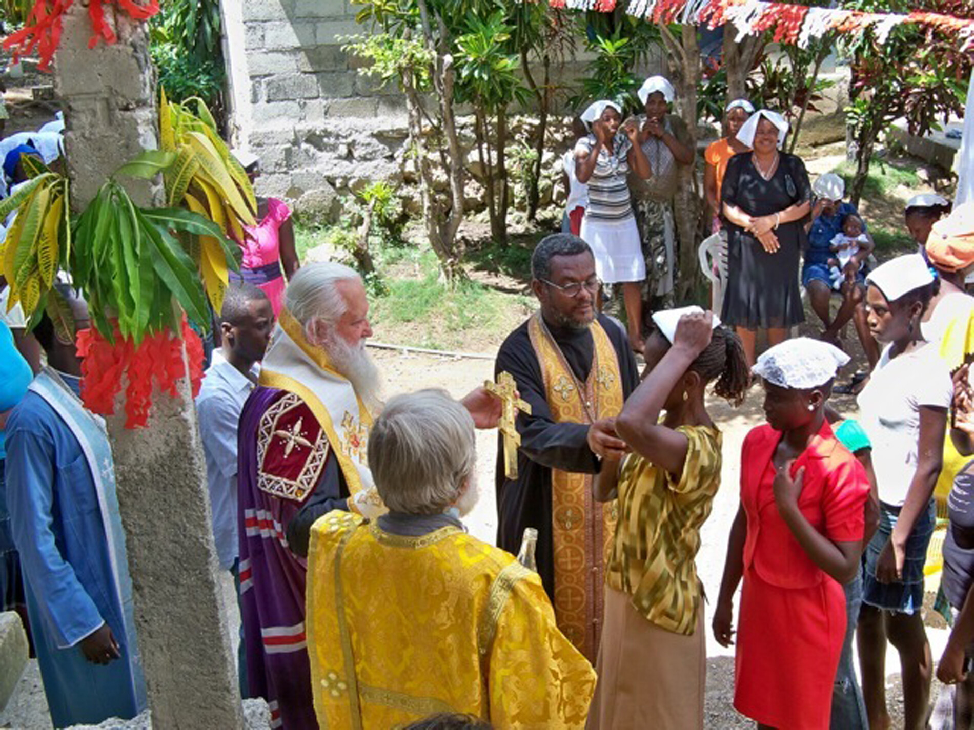El Metropolitano Hilarión  de Nueva York y América del Este visita la parroquia del Beato Agustín en Jacmel para bendecir el terreno para la construcción de la nueva iglesia en 2010. 